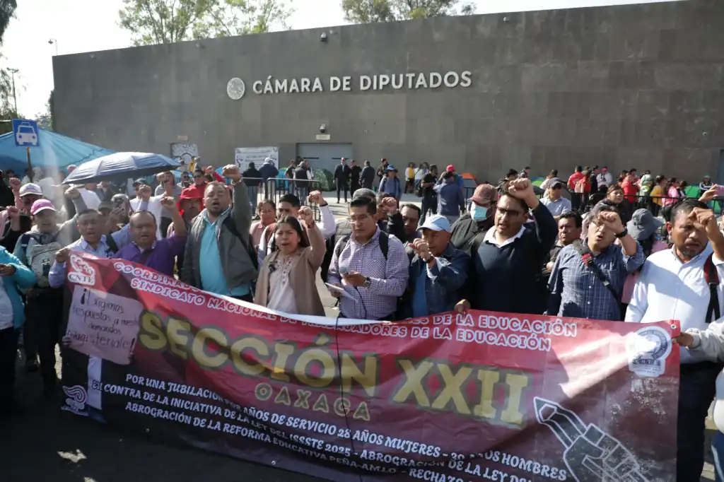 Cientos de maestros de la Sección 22 de Oaxaca se reunieron en las inmediaciones de Palacio Nacional para manifestarse contra la iniciativa de reforma a la Ley del ISSSTE.