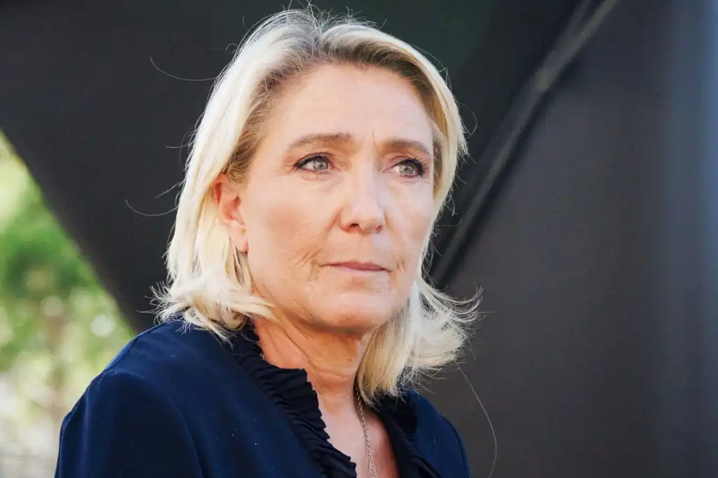 Además de la prohibición, el tribunal condenó a Marine Le Pen a cuatro años de prisión, lo que representa un duro golpe para la ultraderecha francesa.