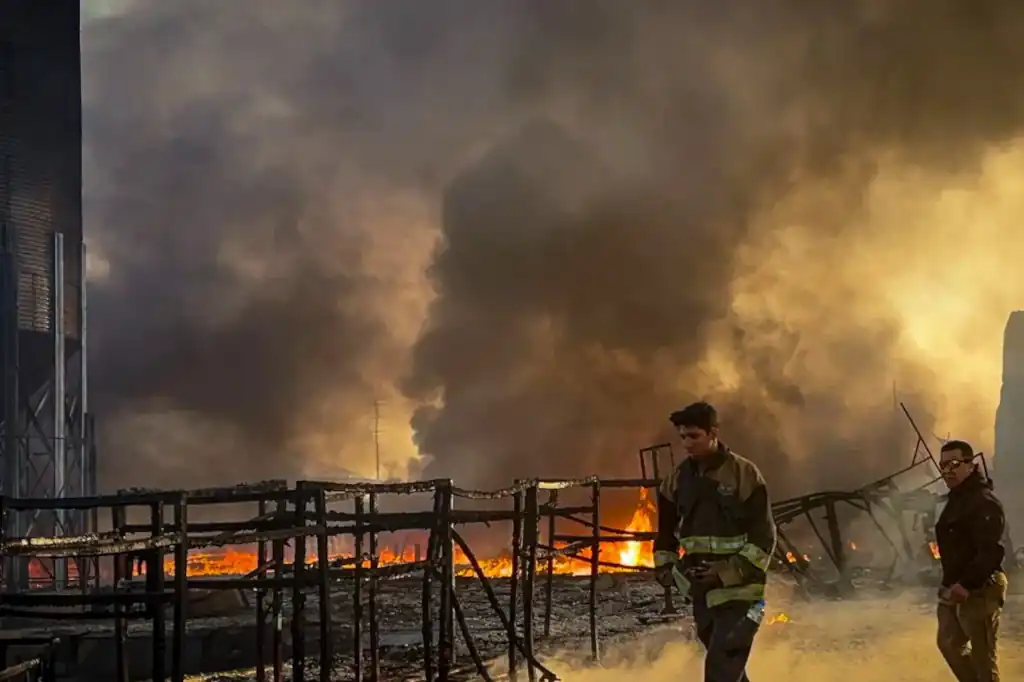 En Monterrey, dos incendios permanecen activos mientras los bomberos y pobladores luchan contra ellos.