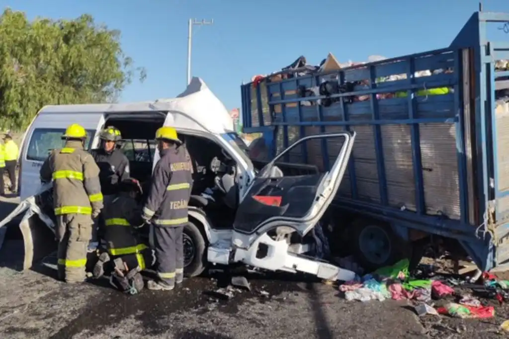 Un brutal choque entre tres vehículos en el municipio de Tecámac, dejó como saldo cinco personas muertas y al menos 16 lesionadas.