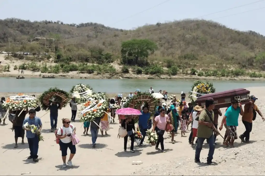 Entre consignas de lucha y exigencias de justicia, familiares, comuneros, luchadores sociales y organizaciones civiles despidieron este domingo a Marco Antonio Suástegui Muñoz, vocero del Consejo de Ejidos y Comunidades Opositores a la Presa La Parota.