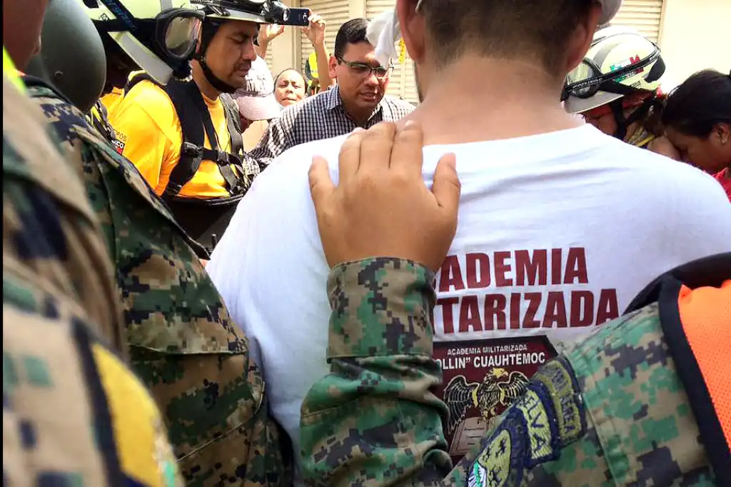 La tragedia sacudió a la Academia Militarizada Ollin Cuauhtémoc tras la muerte de Erick Leonardo Terán Torbellín, de 13 años, durante un campamento escolar en Cuautla, Morelos. Su madre, Erika Torbellín, presentó denuncias penales en la Ciudad de México y Morelos contra autoridades educativas y quienes resulten responsables.