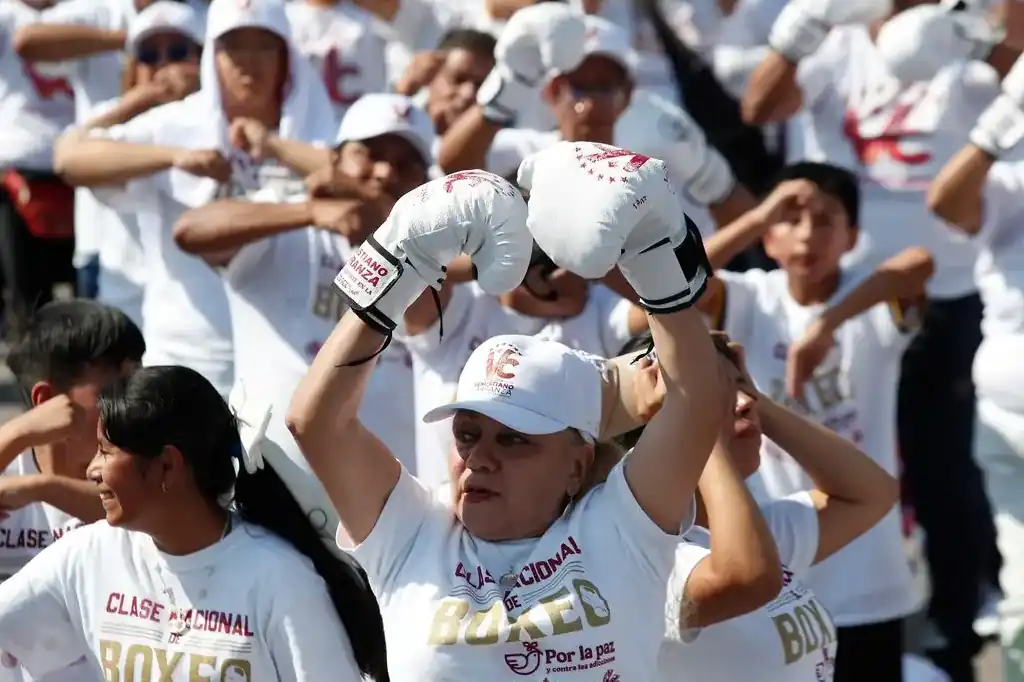El Zócalo se convirtió en un gimnasio al aire libre durante la Clase Nacional de Boxeo protagonizado por la Presidenta Claudia Sheinbaum.