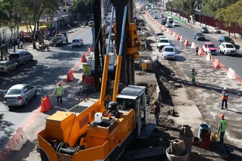 Desde hace más de cuatro meses, vecinos de la colonia San Pedro de los Pinos, en la alcaldía Álvaro Obregón, han manifestado su preocupación por una obra en construcción que, aseguran, invade un área federal y carece de permisos visibles.