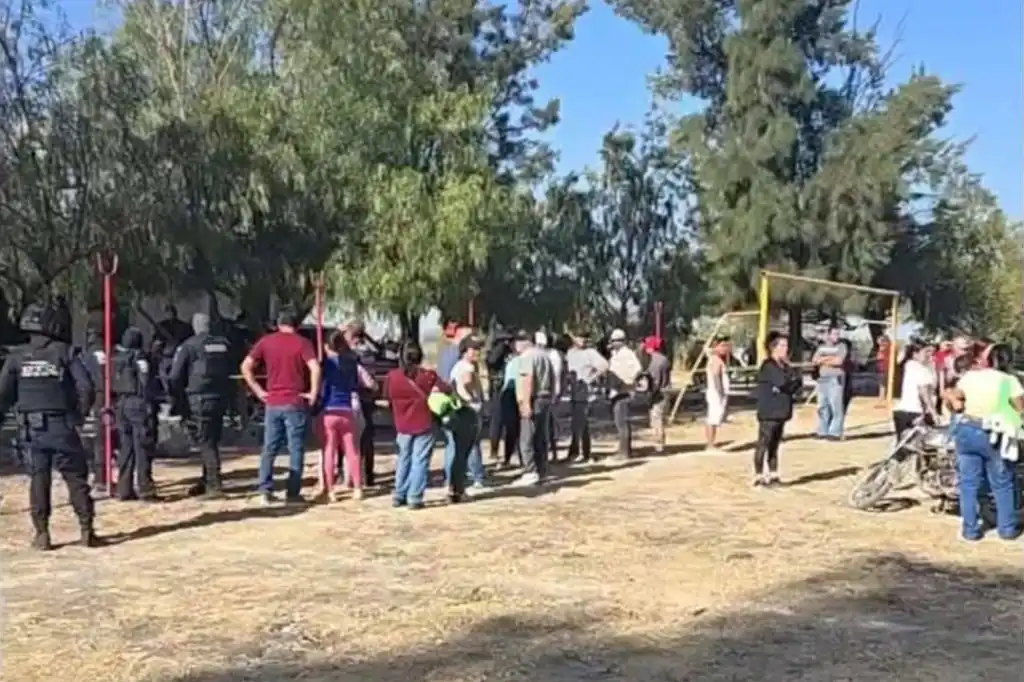 La violencia volvió a sacudir al municipio de Salamanca la tarde del lunes 14 de abril, cuando un grupo armado irrumpió en un partido de futbol en la comunidad de Cárdenas y disparó contra los asistentes de un partido, dejando un saldo de cuatro personas muertas y dos más heridas.