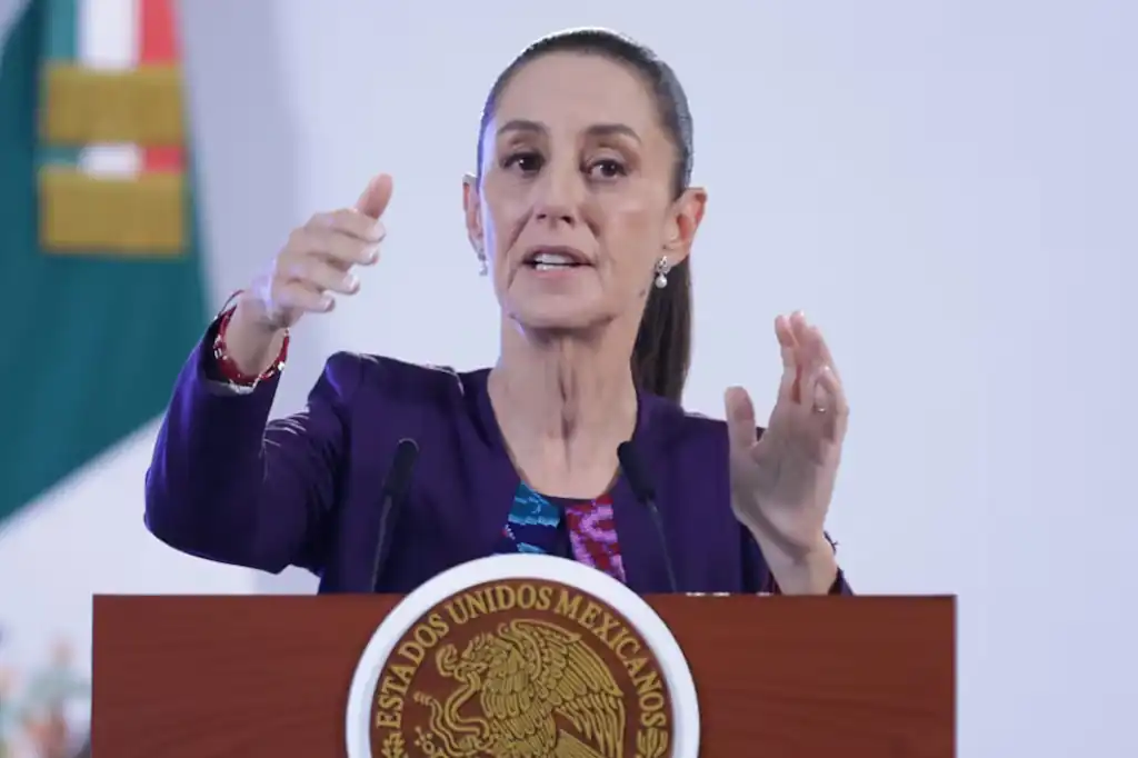 La presidenta Claudia Sheinbaum respondió con ironía y contundencia a las recientes críticas del exmandatario Ernesto Zedillo, quien afirmó recientemente que “la democracia ha muerto en México”. Durante la mañanera, Sheinbaum desestimó las declaraciones del priísta, a quien acusó de haber tomado decisiones profundamente autoritarias durante su sexenio.