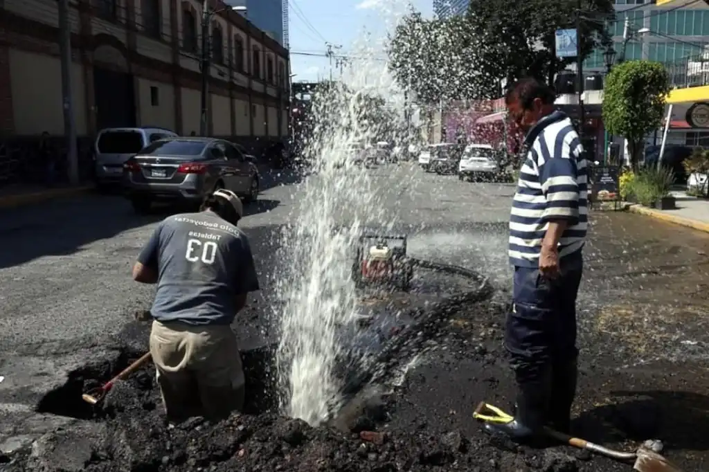 El video de la fuga de agua en Naucalpan provocado por los menores ya se ha hecho viral y ha generado opiniones divididas pues algunos responsabilizan a los padres y otros a las autoridades municipales.