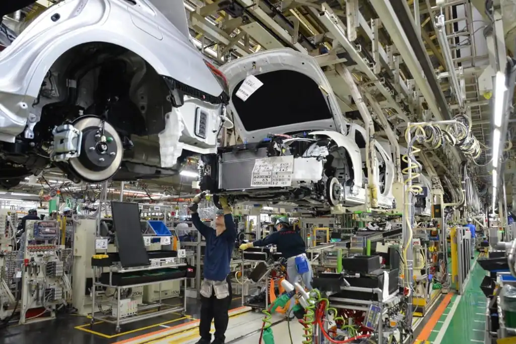 En un intento por suavizar las consecuencias económicas de su política de aranceles, el presidente de Estados Unidos, Donald Trump, firmó ayer órdenes ejecutivas que reducen parcialmente los impuestos del 25 por ciento sobre autos y autopartes importadas.