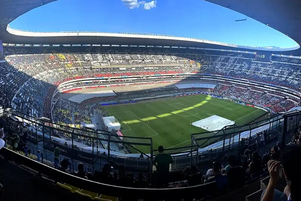 A poco más de un año del arranque del Mundial 2026, el Estadio Azteca —ahora llamado Estadio Banorte— enfrenta una demanda interpuesta ante la Profeco por parte de un propietario de palco, quien exige que se respeten sus derechos de acceso durante el torneo.