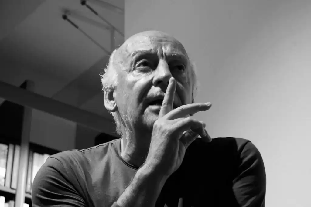 Joan Manuel Serrat, amigo cercano de Eduardo Galeano, abrió homenaje compartiendo recuerdos entrañables y anécdotas cargadas de humor y ternura.