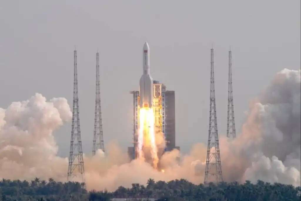 China celebró su Día del Espacio con el exitoso lanzamiento de la misión Shenzhou-20, que envía a una nueva tripulación de tres astronautas a la estación espacial Tiangong.