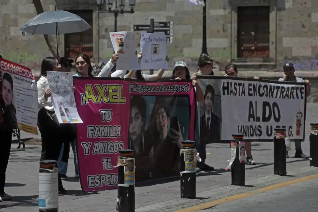 Ocho jóvenes se encuentran desaparecidos en Jalisco, cuatro de ellos estudiantes de la Universidad de Guadalajara (UdeG), lo que ha generado indignación en la comunidad estudiantil y la sociedad civil.