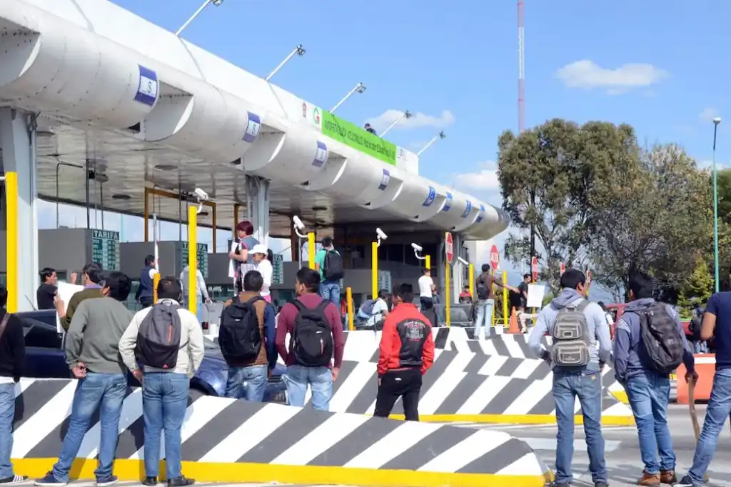 Integrantes de la Coordinadora Nacional de Trabajadores de la Educación (CNTE) liberaron el paso en las casetas de San Marcos (Puebla), México-Querétaro y México-Cuernavaca, permitiendo el tránsito gratuito de vehículos como medida de presión al gobierno federal.