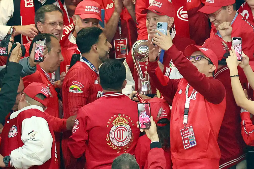Toluca es campeón del futbol mexicano tras vencer 2-0 al América en la final del Clausura 2025. Con esta victoria, los ‘Diablos Rojos’ consiguen su undécimo título de Liga MX, cortando una racha de 15 años sin levantar el trofeo.
