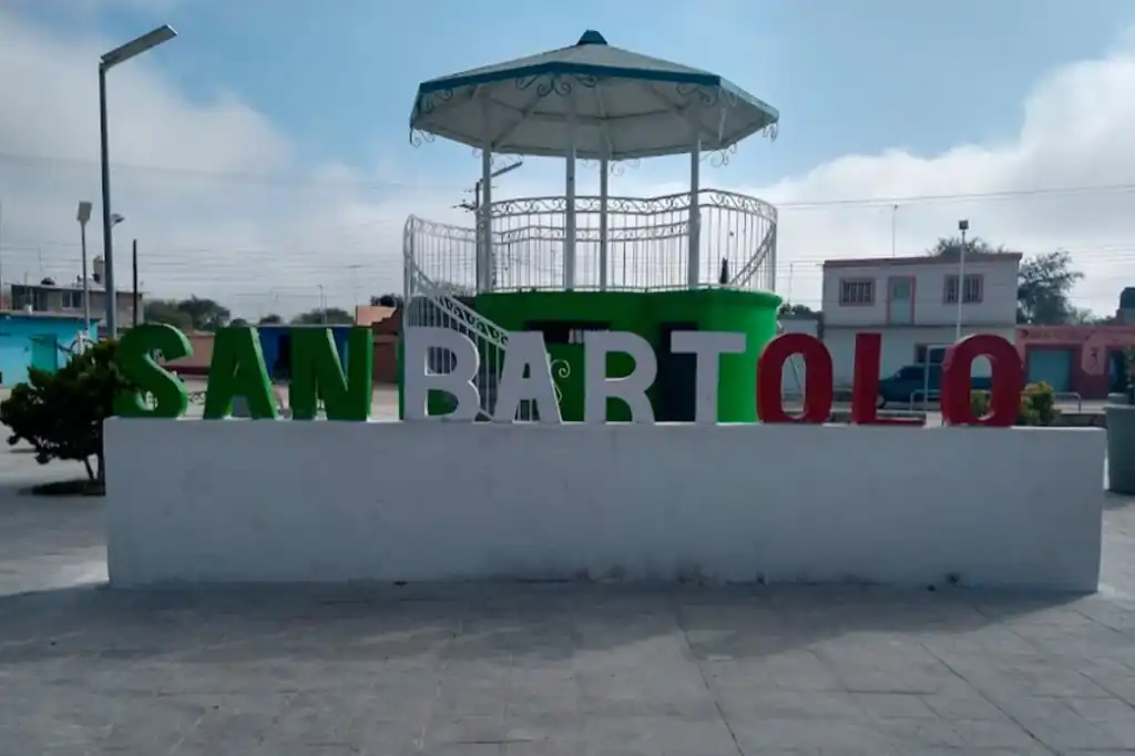 La madrugada de este 19 de mayo, siete jóvenes, entre ellos menores de edad, fueron brutalmente asesinados en la comunidad de San Bartolo de Berrios, municipio de San Felipe, Guanajuato. El ataque, atribuido al Cártel de Santa Rosa de Lima, ocurrió en la plaza principal del pueblo mientras los jóvenes convivían tras una fiesta parroquial.