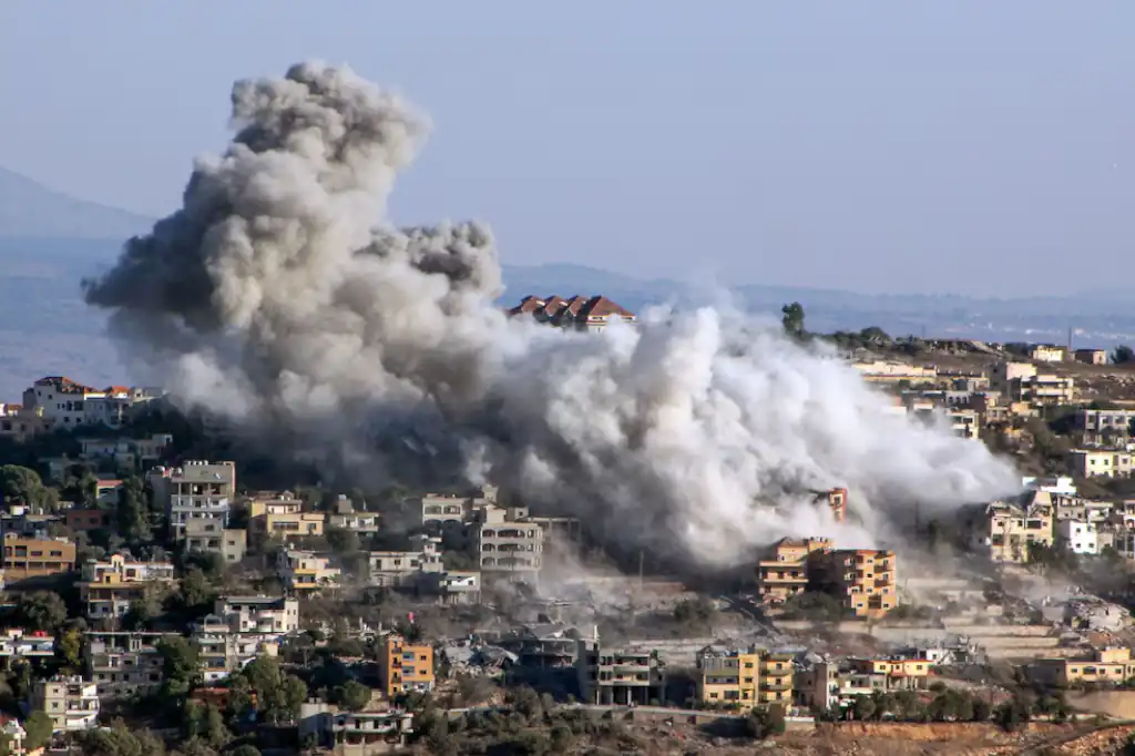 Israel lanzó este lunes una serie de ataques aéreos contra infraestructura del grupo Hezbollah en el este y sur del Líbano, según informaron las Fuerzas de Defensa de Israel (FDI).