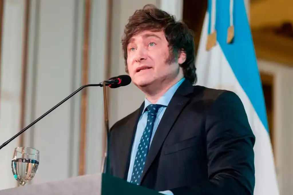 El presidente argentino Javier Milei anunció una controvertida reforma migratoria que endurece las condiciones de permanencia para extranjeros y limita el acceso gratuito al sistema de salud público.