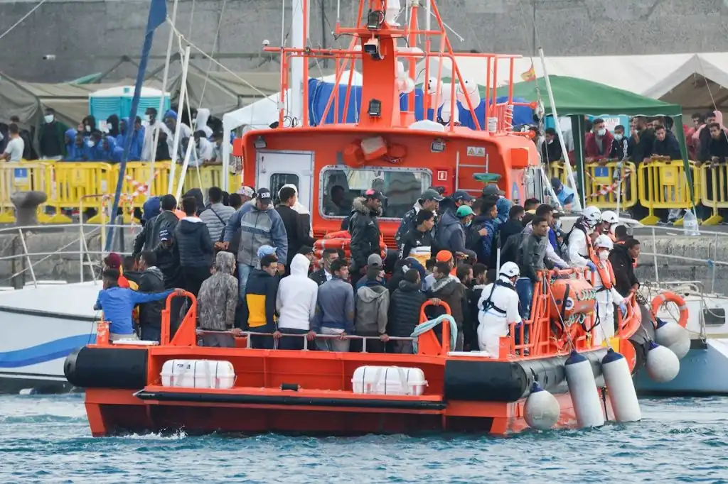 Una nueva tragedia migratoria sacude las costas de las Islas Canarias. Al menos cinco personas murieron y un bebé permanece desaparecido tras el vuelco de un cayuco en el puerto de La Restinga, en la isla de El Hierro.