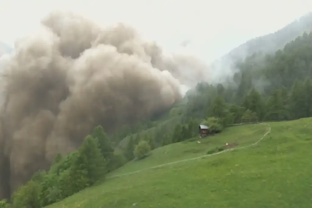 Una tragedia natural golpeó este miércoles al pueblo alpino de Blatten, en el cantón suizo de Valais, luego del colapso del glaciar de Birch que desencadenó un alud de lodo y rocas que arrasó con el 90% de la localidad.