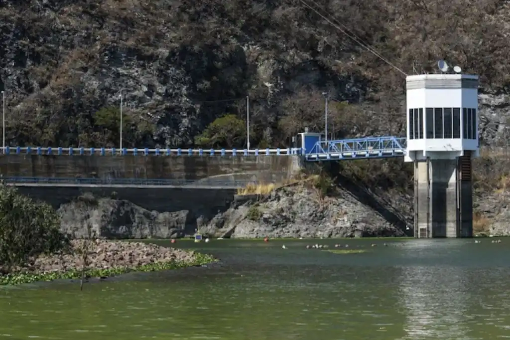El Sistema Cutzamala, uno de los principales abastecedores de agua potable para la Ciudad y el Valle de México, registra una preocupante baja en su nivel de almacenamiento al inicio oficial de la temporada de lluvias.