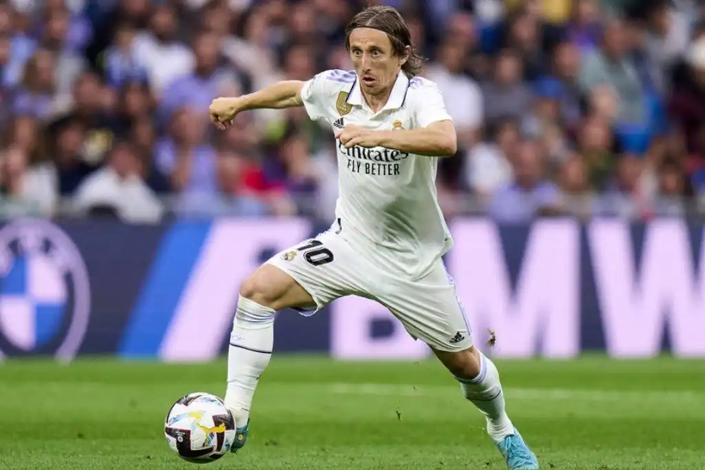 Luka Modric ha anunciado oficialmente su despedida del Real Madrid. El centrocampista croata dejará el club tras el Mundial de Clubes, cerrando una etapa dorada de 13 años en la que se ha consolidado como una auténtica leyenda del equipo blanco.