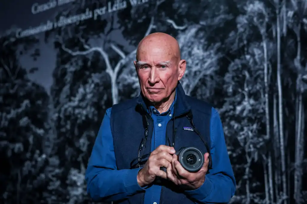 Sebastião Salgado, el renombrado fotógrafo franco-brasileño que convirtió el sufrimiento humano en arte a través de su inconfundible blanco y negro, falleció este viernes 23 de mayo a los 81 años, según informó su ONG, Instituto Terra.