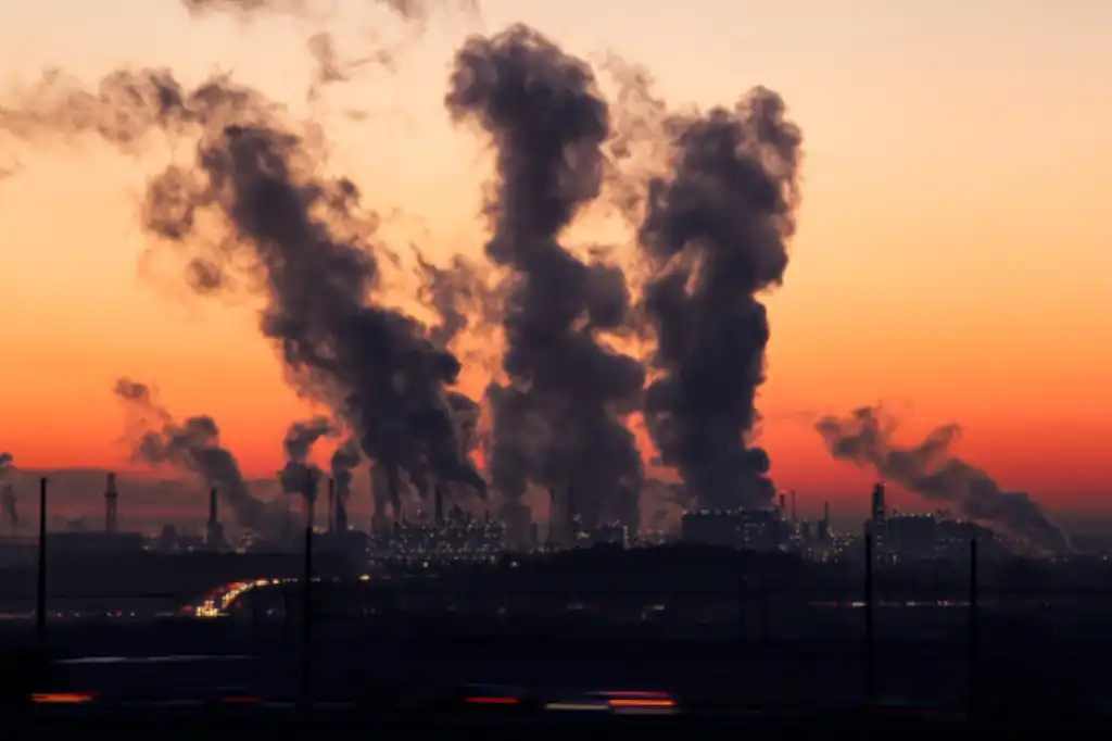 En un esfuerzo por posicionarse como líder en la lucha contra el cambio climático, México anunció su compromiso de reducir en un 35% las emisiones de gases de efecto invernadero (GEI) para el año 2030.