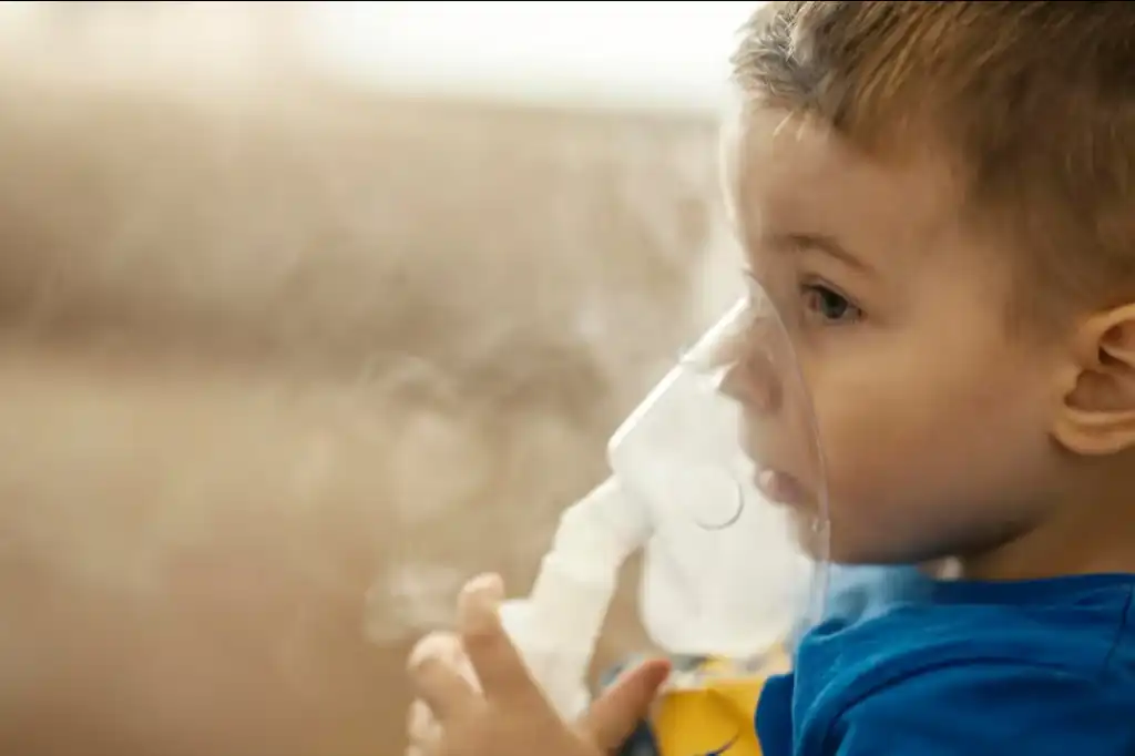 Un estudio reciente publicado en JAMA Network Open revela que la exposición temprana al ozono, un contaminante atmosférico común, puede aumentar significativamente el riesgo de asma y sibilancias en niños pequeños.