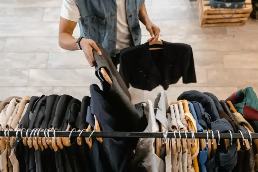 Según un estudio de Milanuncios y la consultora Mazinn, el 87% de los jóvenes de entre 18 y 29 años compra ropa de segunda mano, y 9 de cada 10 se muestran preocupados por el impacto ambiental de sus decisiones de compra.