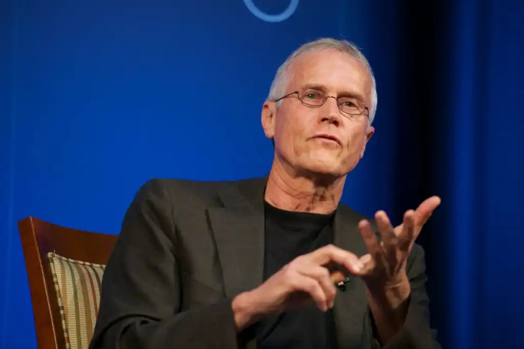El ambientalista y escritor Paul Hawken, una de las voces más influyentes del ecologismo actual, propone un cambio radical en el abordaje de la crisis climática: dejar de confiar ciegamente en la tecnología y en los acuerdos internacionales para centrarse en la regeneración local, la conexión con la naturaleza y los saberes ancestrales.