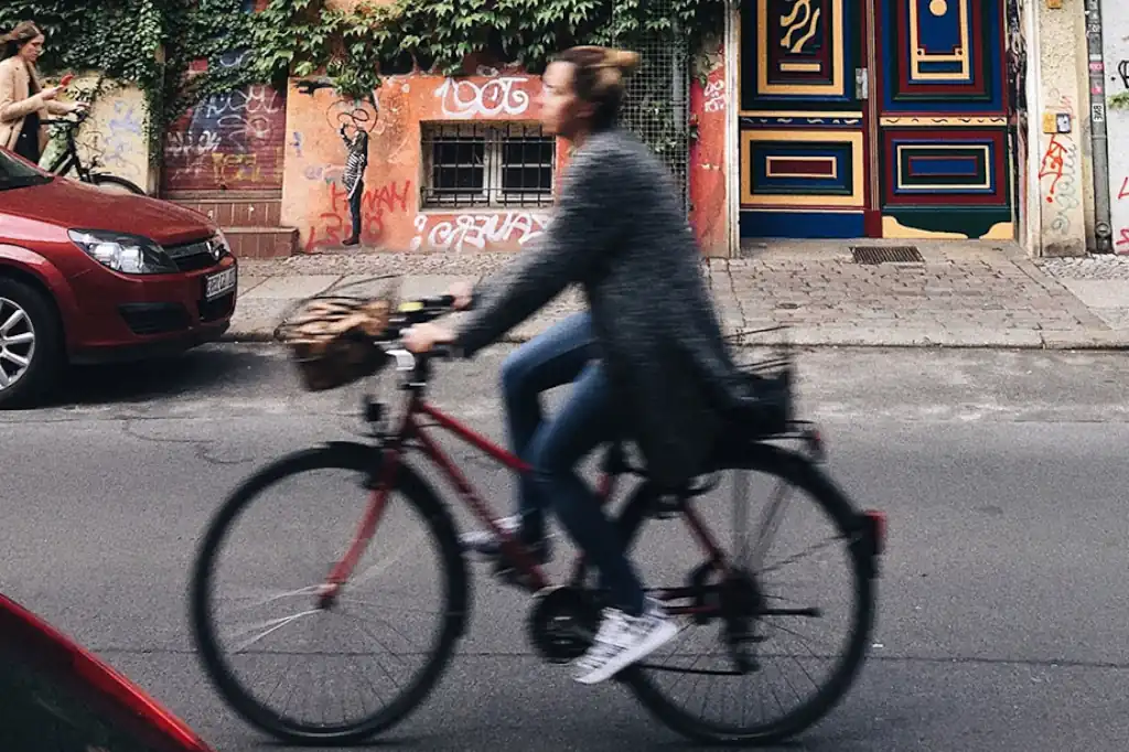 Cada 3 de junio, el mundo celebra el Día Mundial de la Bicicleta, proclamado por la ONU en 2018. Esta conmemoración busca destacar el valor de un medio de transporte económico, ecológico y saludable, especialmente relevante en un planeta cada vez más afectado por la contaminación y el cambio climático.