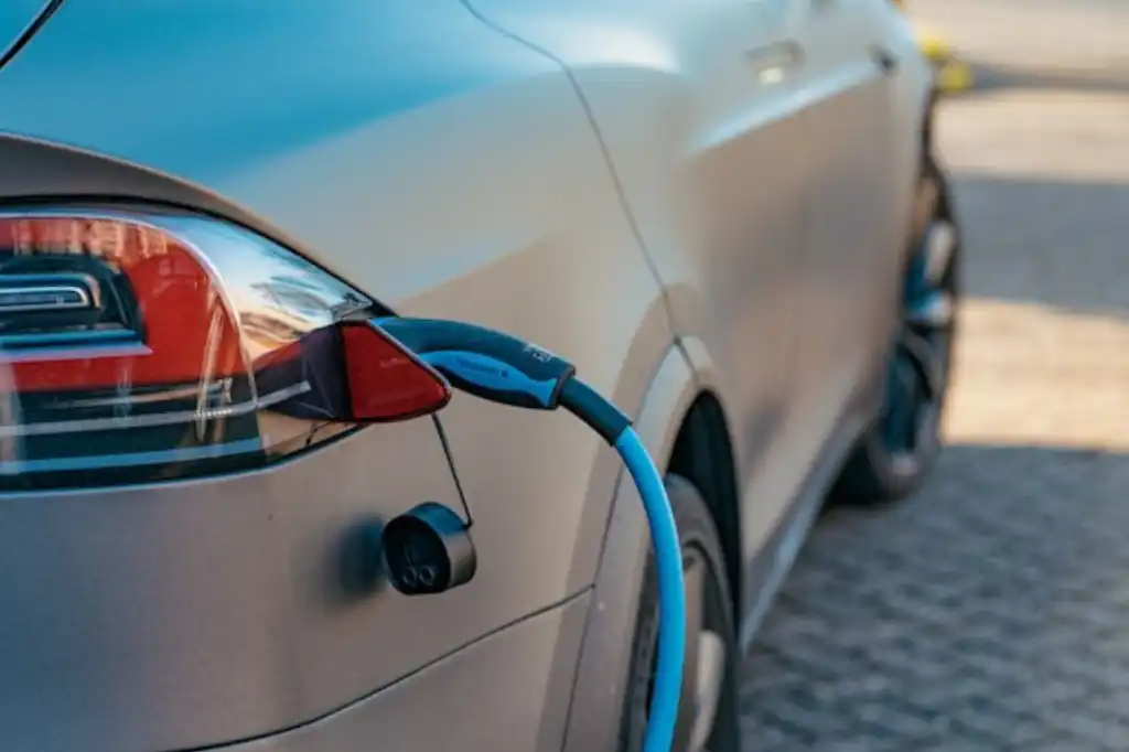 Aunque no está exento de desafíos, el coche eléctrico representa un paso firme hacia un modelo de transporte más limpio, eficiente y respetuoso con el planeta.