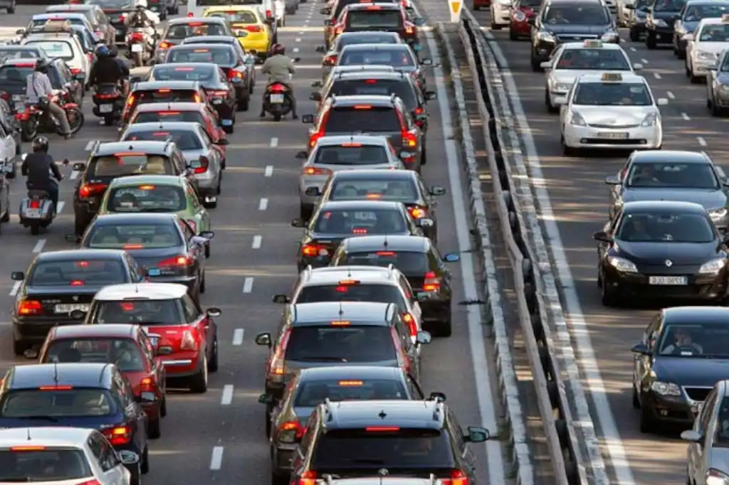 El tráfico vehicular no solo contamina los pulmones, también podría estar afectando el cerebro humano. Así lo sugieren recientes estudios liderados por Anthony Wexler, director del Centro de Calidad del Aire de la Universidad de California en Davis, quien advierte sobre la posible relación entre la exposición prolongada a contaminantes emitidos por automotores y enfermedades neurológicas como Alzheimer, Parkinson y autismo.