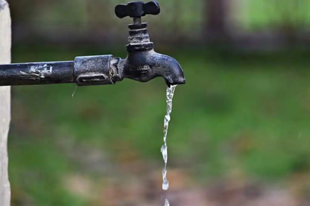 Ahorrar agua en el hogar no solo alivia el bolsillo, también representa una acción concreta frente al cambio climático y la escasez de recursos naturales.