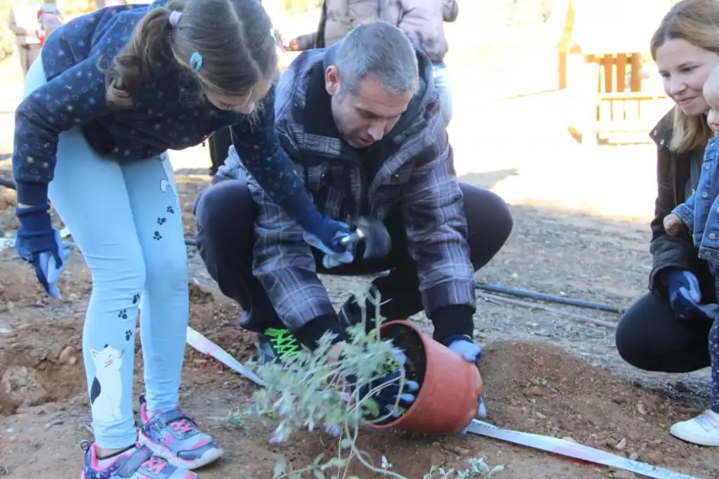 En un mundo donde cada año se desperdician 931 millones de toneladas de alimentos y 14 millones de toneladas de plástico terminan en ecosistemas acuáticos, enseñar a los niños y niñas a reducir residuos en casa se vuelve una tarea urgente.