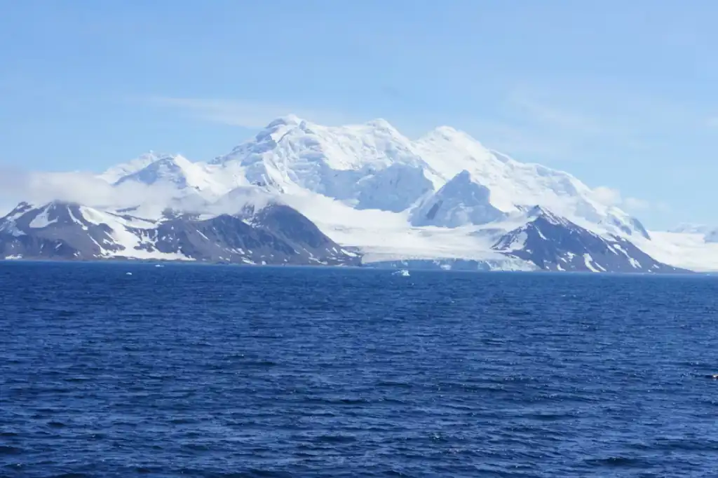 Un giro preocupante en el comportamiento del océano Antártico ha puesto en alerta a la comunidad científica, ya que investigadores de la Universidad de Southampton detectaron un aumento abrupto en la salinidad de las aguas superficiales al sur de los 50° de latitud, fenómeno que ha coincidido con un deshielo masivo desde 2015, equivalente al tamaño de Groenlandia.