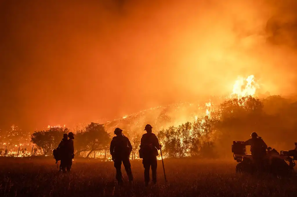España atraviesa una crisis sin precedentes: mientras combate incendios forestales que ya han devorado más de 411 mil hectáreas y mantienen 14 focos activos, enfrenta la ola de calor más intensa desde que existen registros, en 1961.