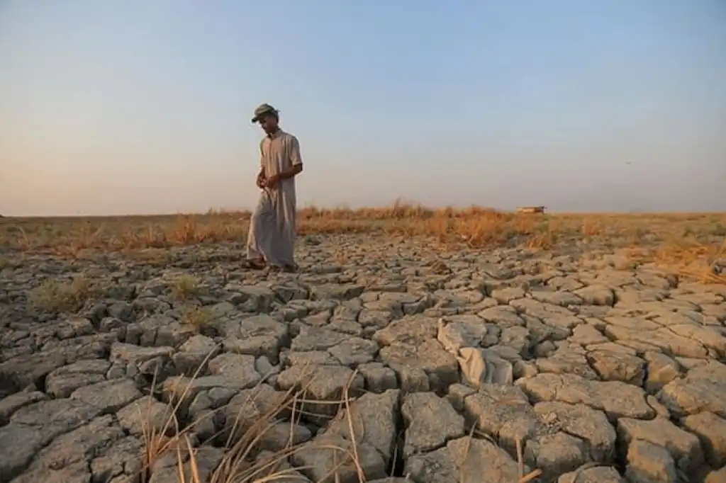 La capital afgana, Kabul, enfrenta una crisis sin precedentes que amenaza con convertirla en la primera ciudad moderna en quedarse sin agua potable.