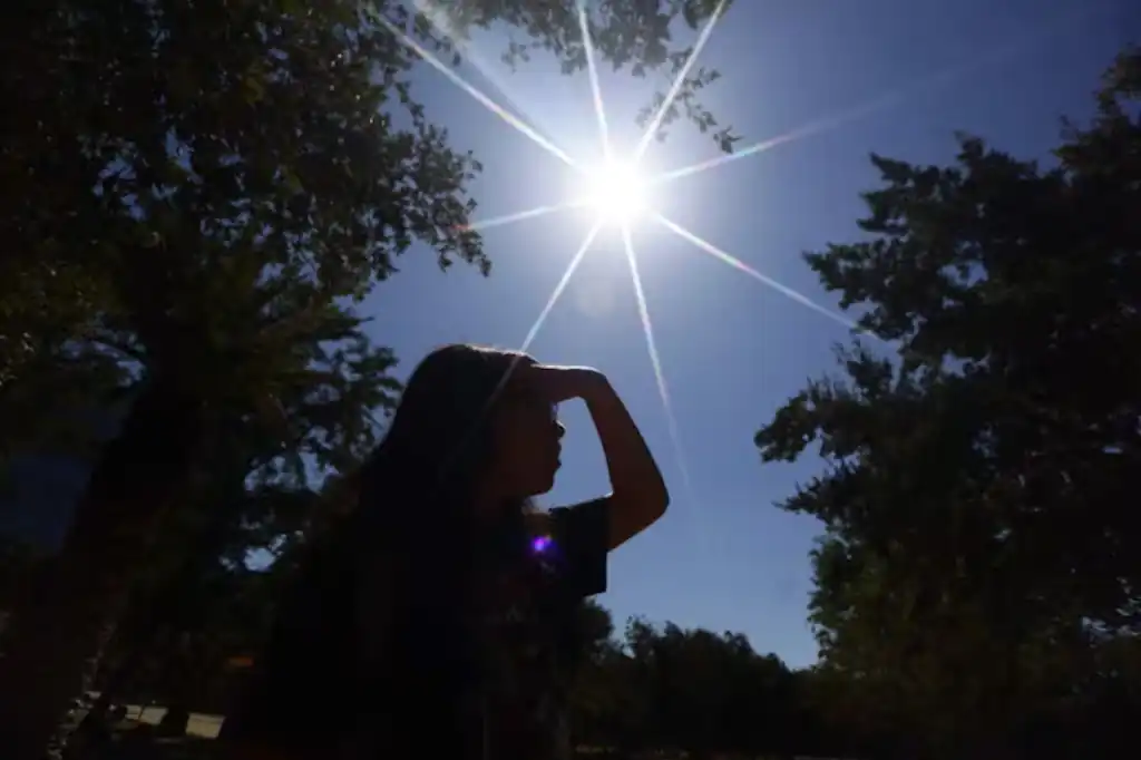 La ola de calor que azota a gran parte del planeta este agosto confirma que el cambio climático ya no es una advertencia, sino una amenaza cotidiana.