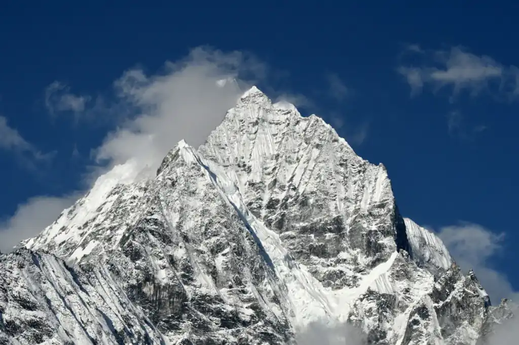 Las emisiones de gases de efecto invernadero (GEI), impulsadas por la industrialización, la deforestación y el uso intensivo de combustibles fósiles, han alcanzado incluso las cumbres más altas del planeta: el Himalaya.