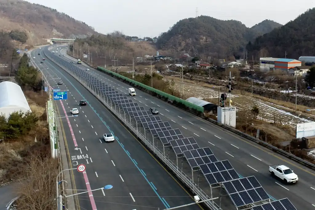 Los paneles solares se han convertido en protagonistas de un proyecto pionero en Asia que combina movilidad sostenible y generación de energía.