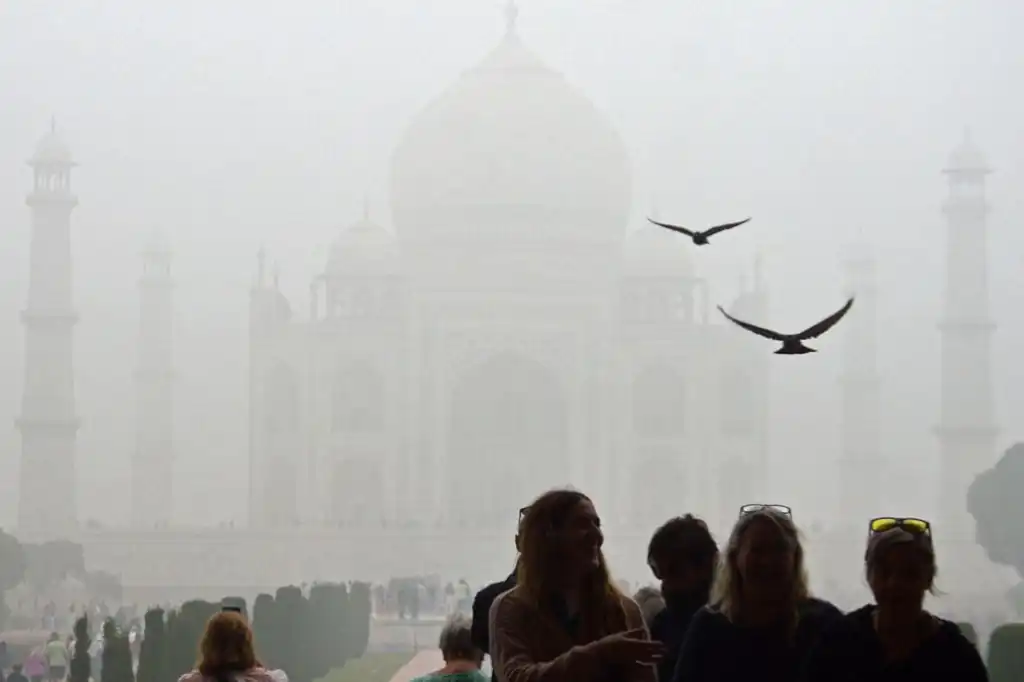 Ante una crisis ambiental sin precedentes, las autoridades de Nueva Delhi han decidido recurrir a una medida extraordinaria: provocar lluvia artificial para reducir la espesa nube de contaminación que cubre la capital india.