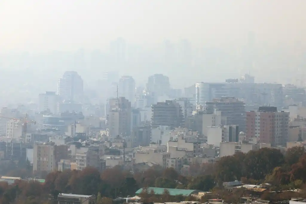 Irán paraliza actividades en 11 provincias ante una nueva crisis de contaminación atmosférica.