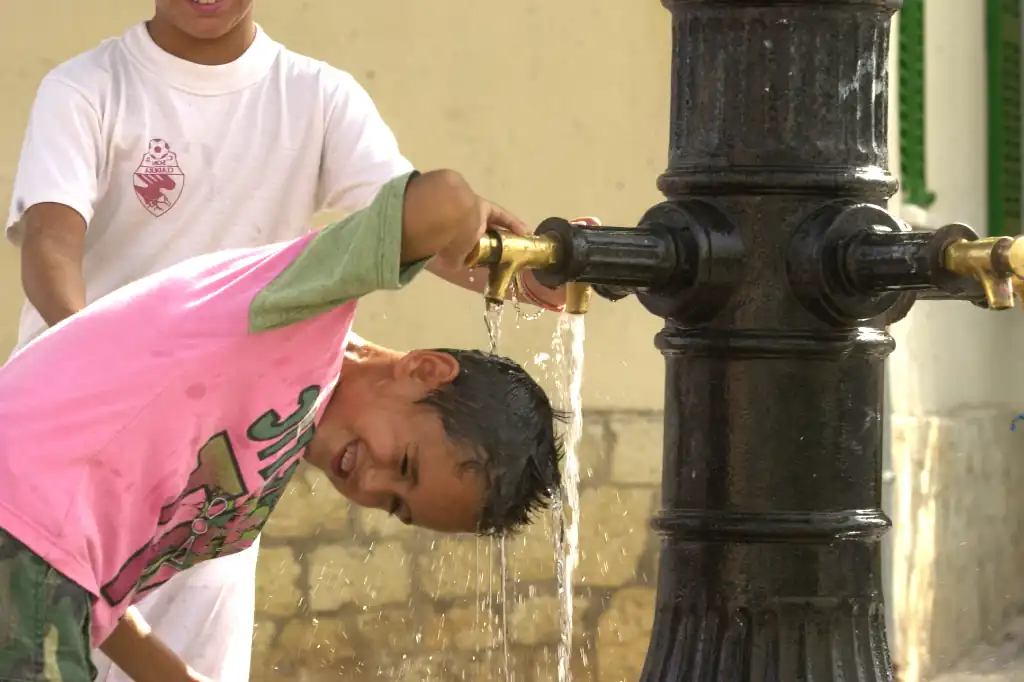 Un nuevo informe de la ONG Save the Children ha revelado que alrededor de 48 millones de niños y niñas al año, es decir, 136 mil cada día, se ven afectados por fenómenos climáticos extremos intensificados por el calentamiento global.