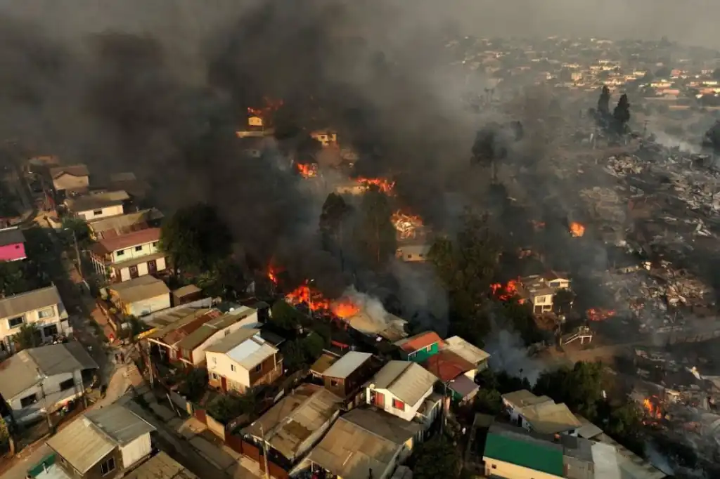 Incendios forestales en Chile dejan 16 muertos y miles de evacuados.