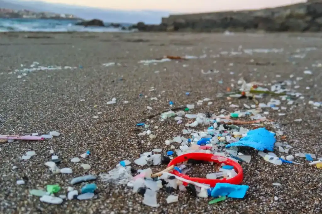 Microplásticos terrestres superan a los océanos como principal fuente de contaminación atmosférica