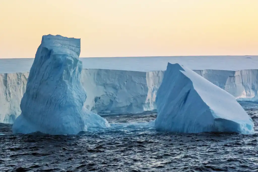 Agruparse para resistir: los icebergs se derriten más lento en conjunto
